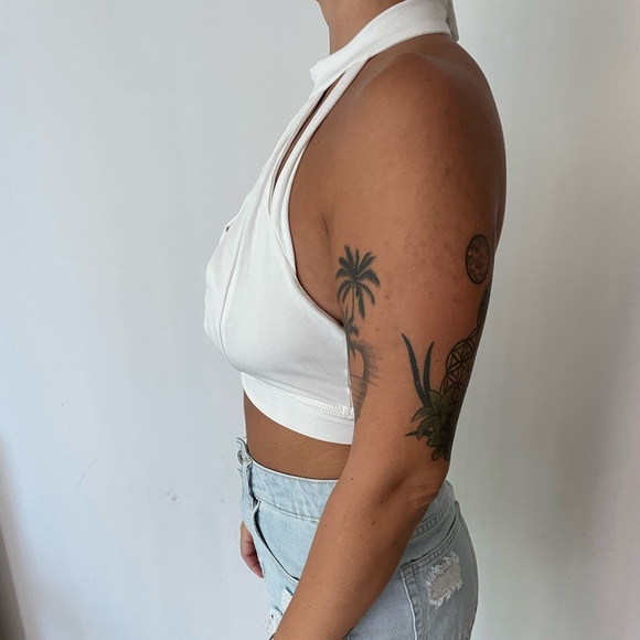 🚨SOLD🚨 White Sexy backless halter crop top - Picture 3 of 3